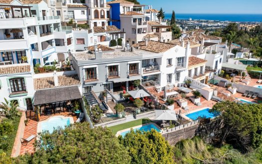 Exceptional five-bedroom townhouse with private pool in La Perla de la Heredia.