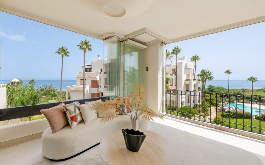 Apartamento exclusivo renovado con vistas al mar en Bahía del Velerín